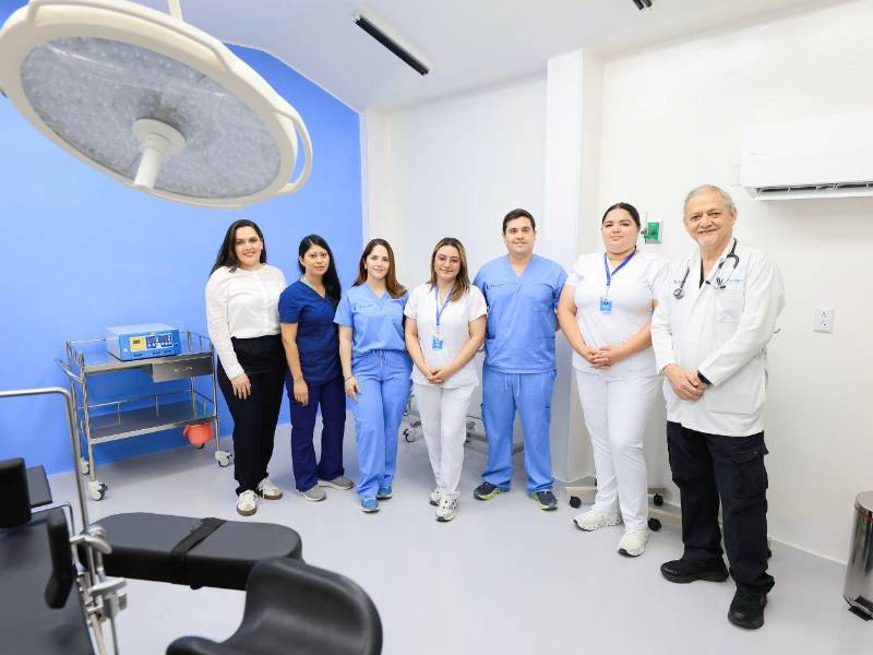 El equipo médico responsable de realizar las operaciones quirúrgicas en la nueva sala de operaciones de la Clínica y Hospital Ferraro.