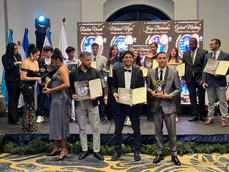 Dereck Midence junto a los deportistas de Taekwondo en la Gala Olímpica 2025.
