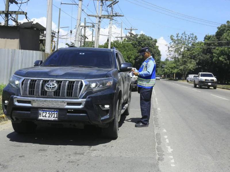 La ley de tránsito exige a travez del artículo 60, que los conductores mantengan una buena visivilidad o retirarlo si es demasiado oscuro.