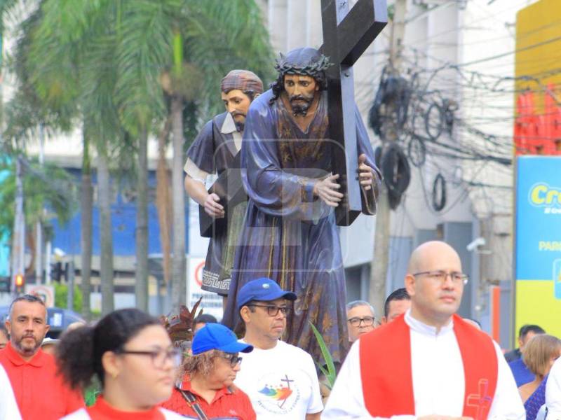Devotos participan en oración durante el viacrucis de Viernes Santo, en una jornada marcada por la reflexión y la fe.
