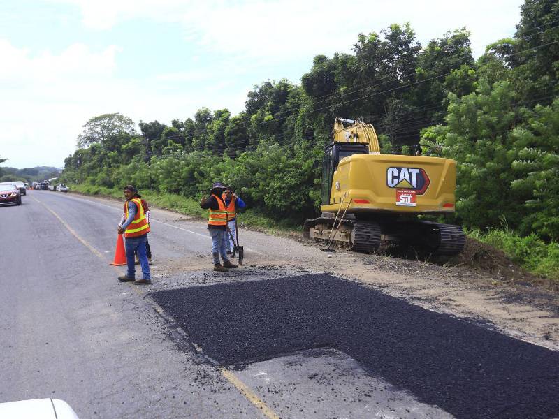 Cuadrillas realizan trabajos de bacheo en la CA-13.