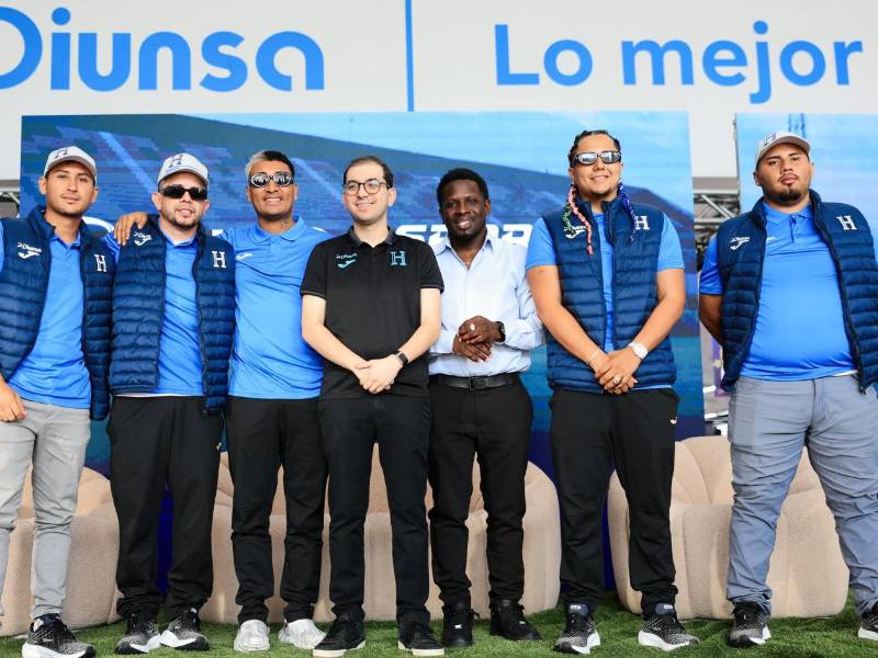 En una tienda Diunsa de San Pedro Sula se realizó conferencia de prensa en donde se dieron detalles del duelo de tiktokers de Honduras vs El Salvador.
