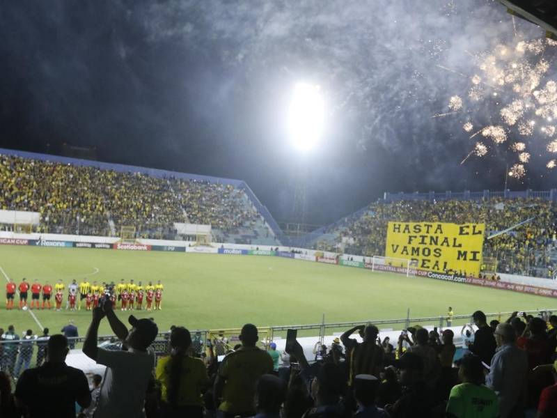 El estadio Morazán lució completamente abarrotado.