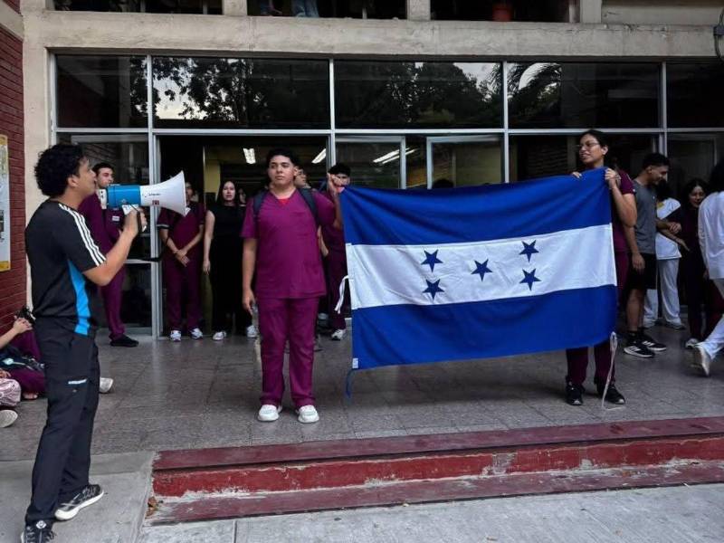 Días atrás, estudiantes de Medicina realizaron protestas dentro de las instalaciones de la Unah-Cortés para exigir la contratación de más docentes y la habilitación de más aulas ante el aumento de la matrícula.