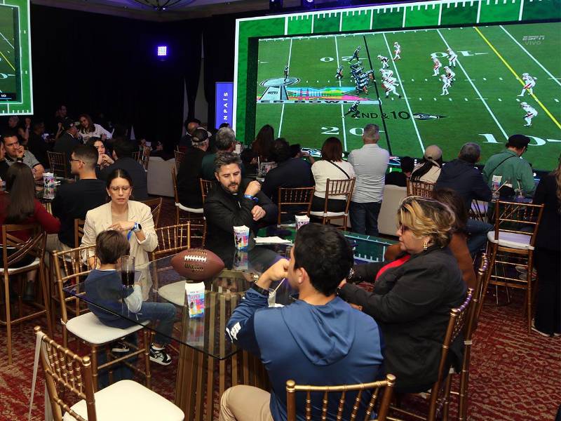 Los asistentes vivieron una experiencia única, disfrutando de la transmisión del Super Bowl LX en un ambiente exclusivo y lleno de emoción.