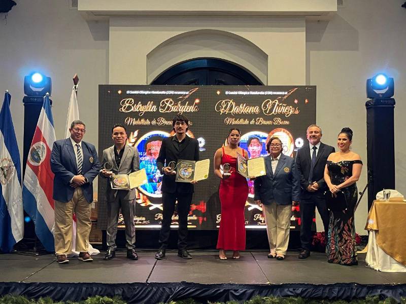 Deportistas de la disciplina de Boxeo recibiendo su reconocimiento por parte del Comité Olímpico Hondureño.