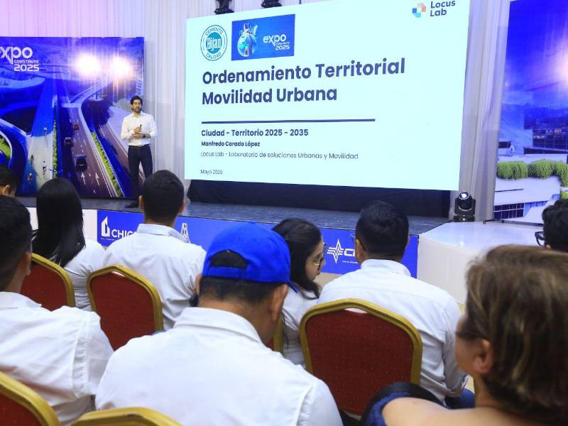 Manfredo Corado López, director general de LocusLab, durante su charla magistral en la Expoconstruye 2025.