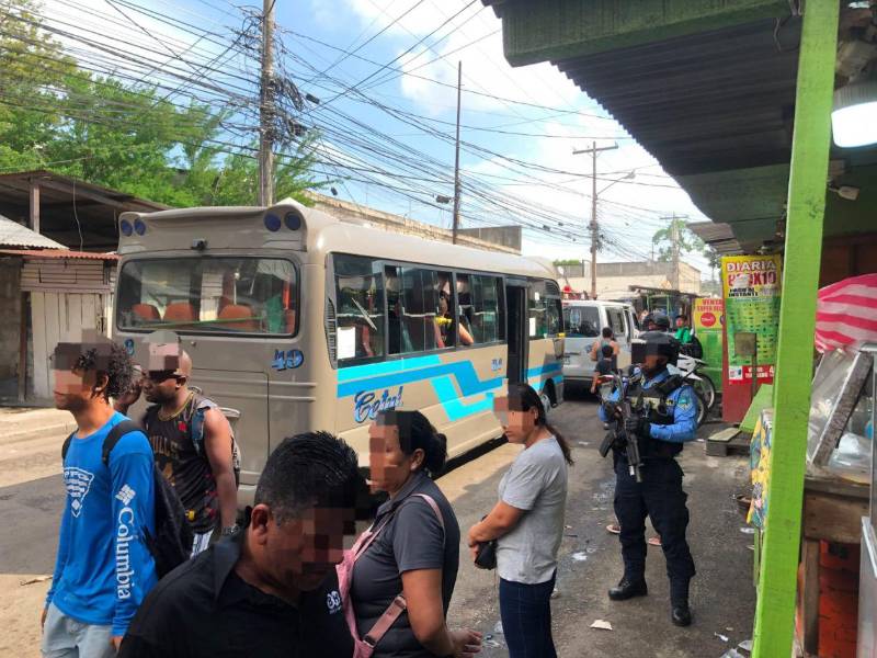 Los operativos fueron reforzados en paradas de buses de alta afluencia de pasajeros, entre ellas las de Maheco y La Plata, así como en otros puntos estratégicos.