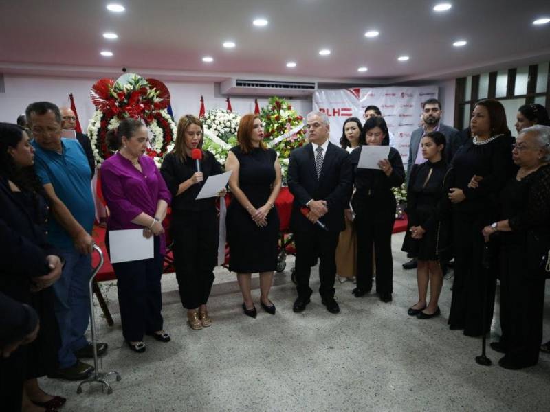 Familiares y amigos dan el último adiós a la magistrada Miriam Barahona.