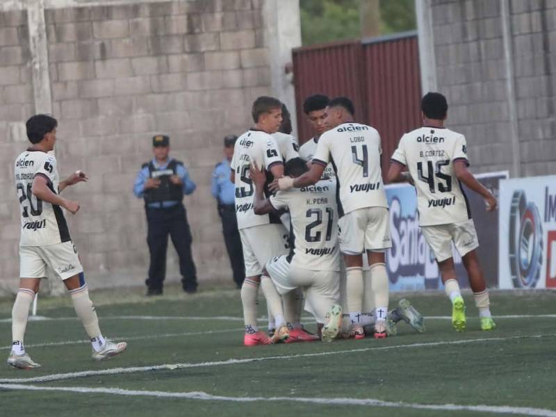 Los jugadores del Olimpia celebrando el gol de Yustin Arboleda contra la UPNFM.