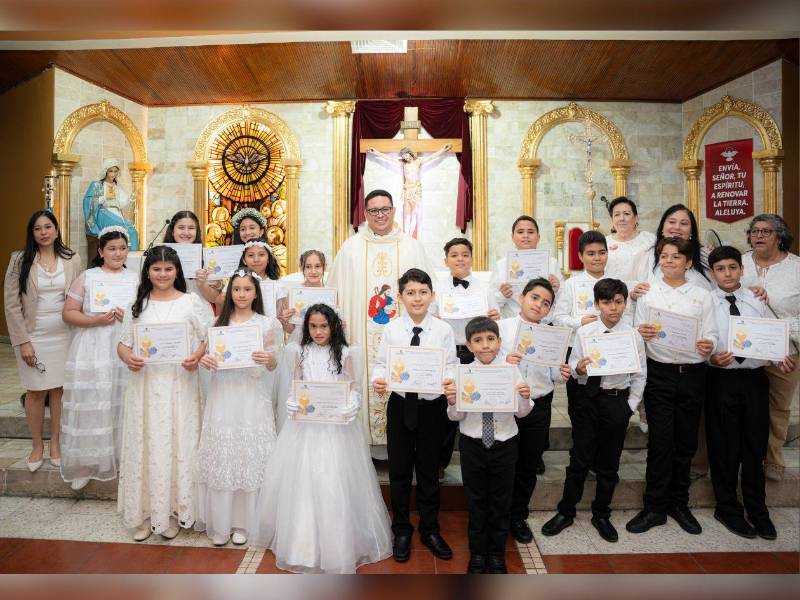 Grupo de niños y adolescentes realizaron su Primera Comunión en la Iglesia Espíritu Santo. Los acompañan las catequistas y el sacerdote Alex Ramos.