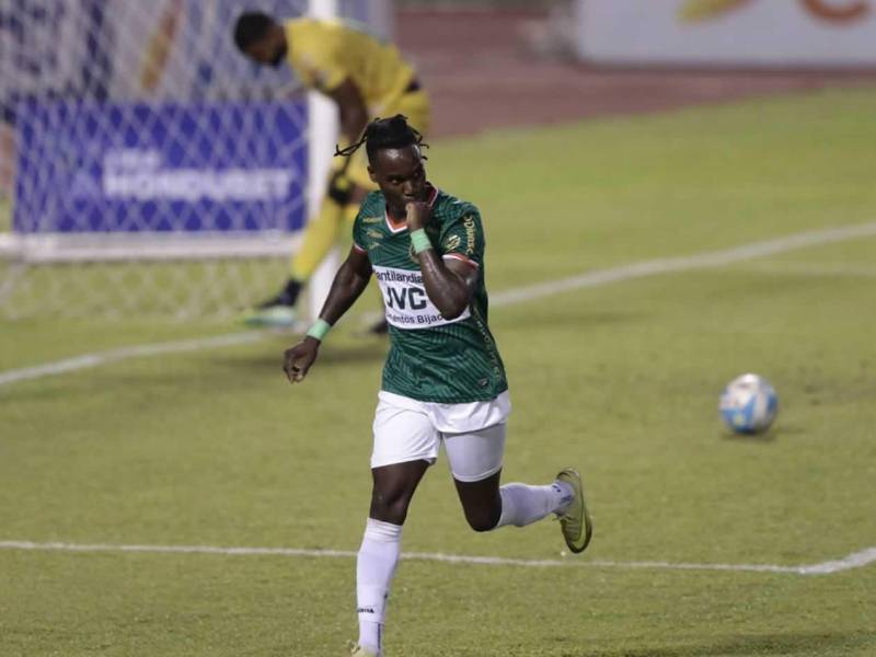 Román Rubilio Castillo festejando su gol de penal para la remontada de Marathón ante Platense.