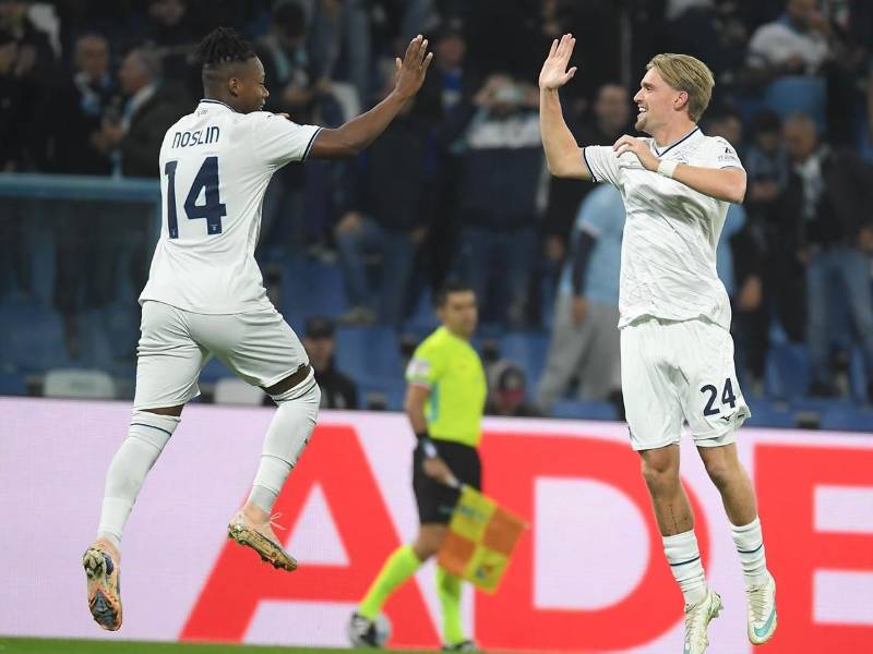 Tijjani Noslin y Kenneth Taylor celebrando uno de los goles de la victoria de la Lazio.