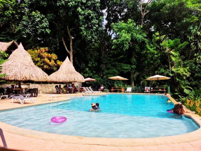 Los hoteles al pie de la montaña y contiguo al río Cangrejal ofrecen al turista todas las comodidades y el contacto con la naturaleza para desconectarse de las bulliciosas ciudades.