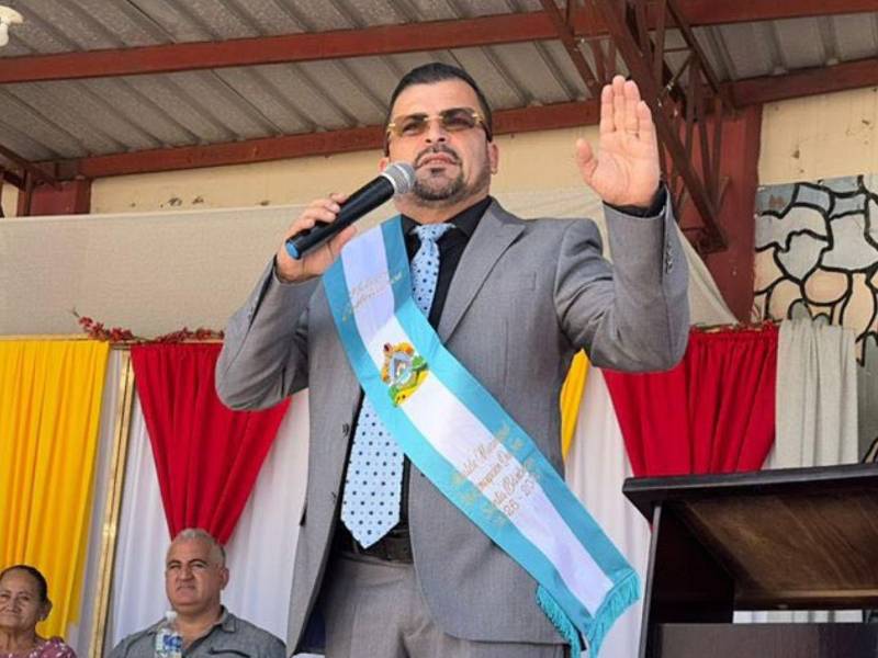 Nelson Castellanos, alcalde de Concepción, Santa Bárbara en el acto de juramentación al asumir un nuevo periodo como alcalde municipal el pasado 28 de enero.