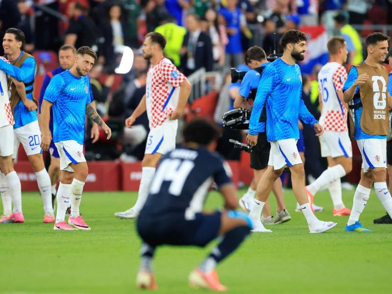 Jugadores de Croacia celebrando el triunfo ante el lamento de los panameños tras la caída sufrida en Toronto, Canadá.