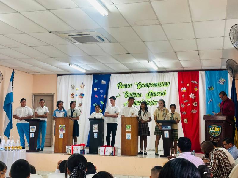 Estudiantes responden a preguntas durante el Campeonísimo de Cultura General.