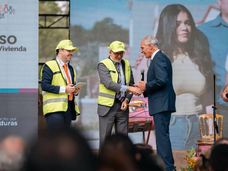 El presidente Nasry Asfura; Iván Castellanos, representante residente del UNFPA y José Antonio Mejía, del Grupo BID, participaron en la simulación de la encuesta.