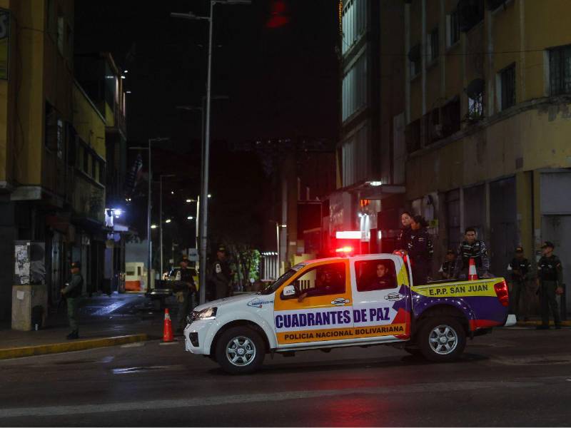 Efectivos el Cuerpo de Policía Nacional Bolivariana patrullan las calles tras varias detonaciones y explosiones en la madrugada de este sábado en Caracas.