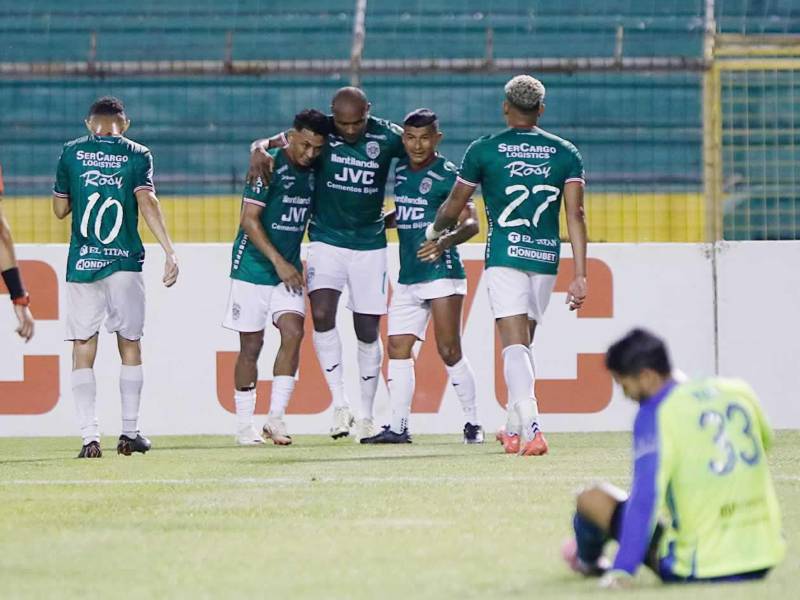 Juan Anangonó celebró con sus compañeros su segundo gol del campeonato.