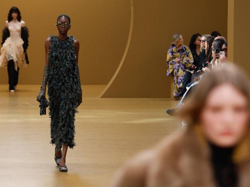 Una modelo presenta una creación de la colección Otoño/Invierno 2026 de la diseñadora australiana Simone Zimmermann durante la Semana de la Moda de París, en París, Francia, el 9 de marzo de 2026.