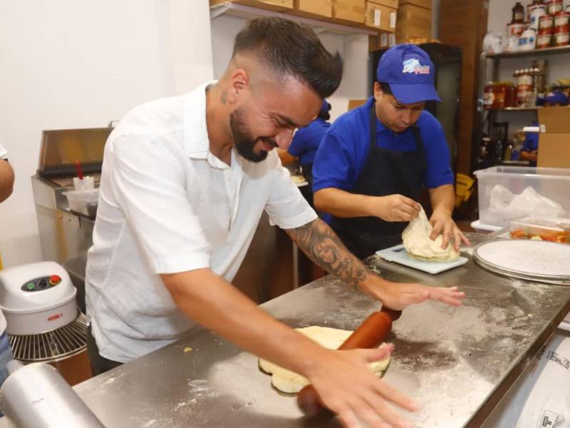 Rodrigo Gómez emprende con una pizzería con concepto familiar e innovador llamada Sky Rocket en San Pedro Sula en la plaza Town Center.