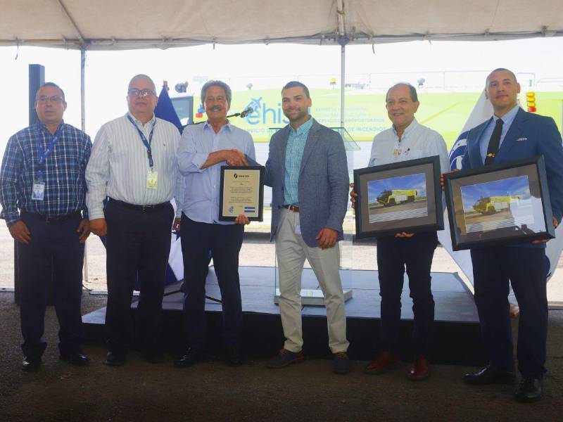 Oskkosh entregó un reconocimiento a ejecutivos de EHISA por la modernización de la seguridad aeroportuaria en el país.