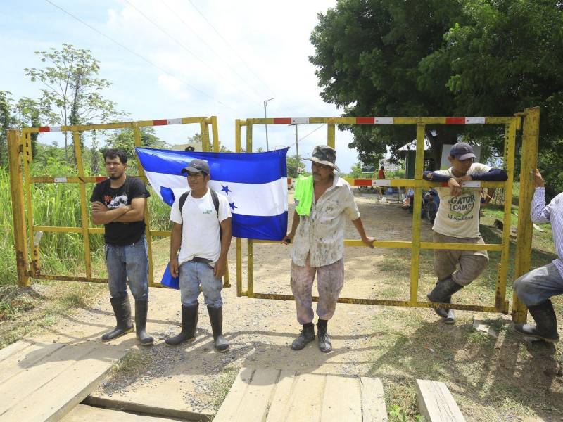 Un grupo de trabajadores se plantó en el acceso a las fincas para exigir el pago de los salarios atrasados. Aseguran que este empleo es su principal fuente de ingresos y que necesitan llevar el sustento a sus hogares.