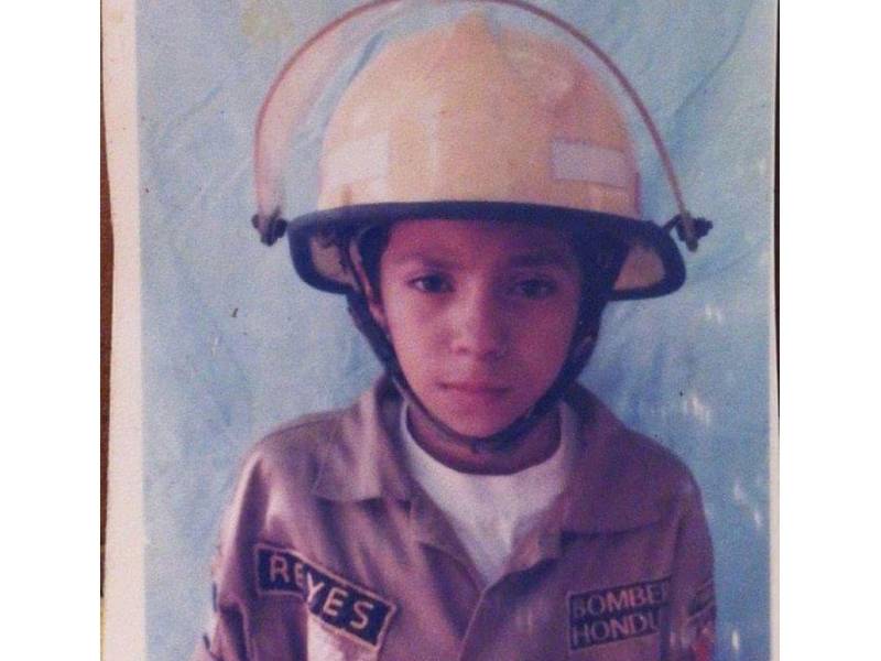 Desde niño, Jimmi Reyes soñaba con ayudar a los demás. Esta fotografía guarda uno de sus primeros pasos en el camino que años después lo convertiría en bombero y rescatista.
