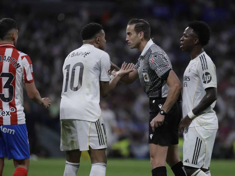 Kylian Mbappé y Vinicius le reclaman al árbitro Javier Alberola Rojas durante el juego ante Girona.