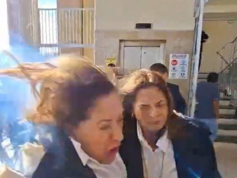 Momentos en que cae el tumba casa en la diputada Gladis Aurora López.