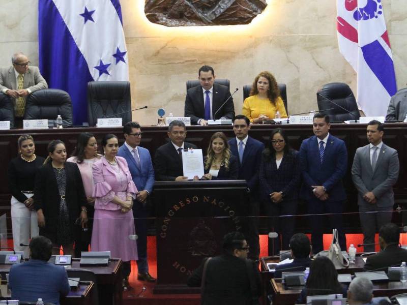 Comión Especial de Juicio Político entrega informe final al Congreso Nacional