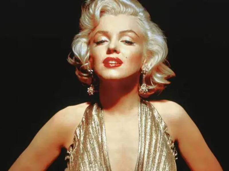 En 1954, Monroe se rebeló contra el estudio y se negó a aparecer en The Girl in Pink Tights para distanciarse de los papeles de mujer ingenua y tonta.