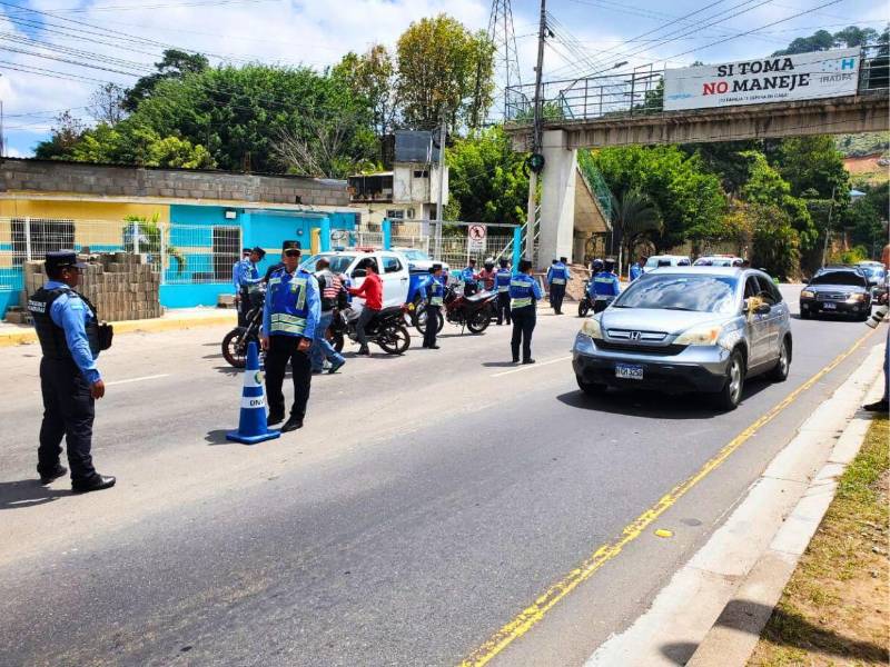 Las autoridades aconsejan a los conductores no exceder los límites de velocidad en los ejes carreteros.