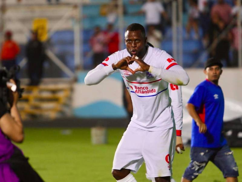 Yustin Arboleda celebrando su gol.