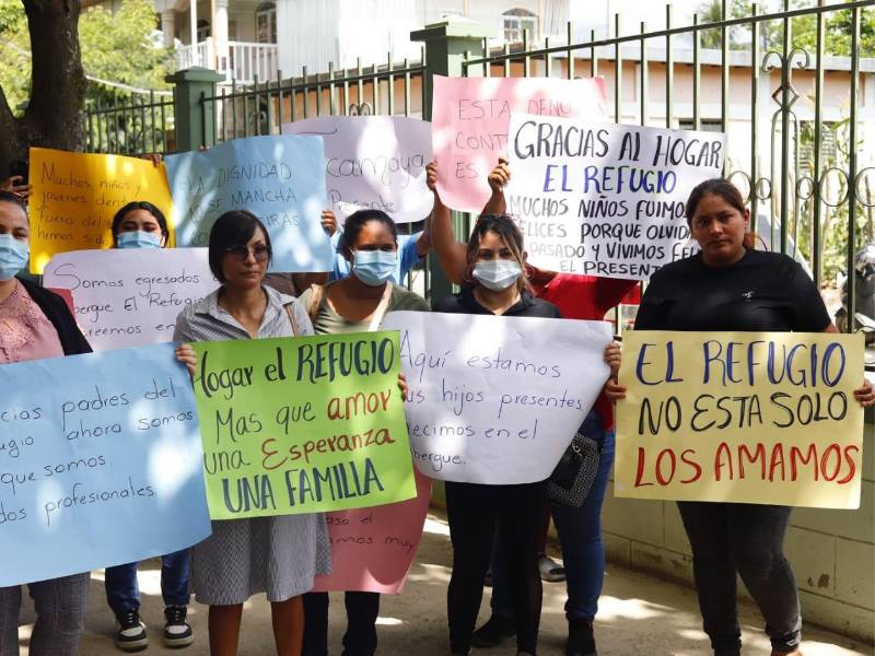 Pobladores de Choloma y exalumnos protestaron en los juzgados indicando que los acusados son inocentes.