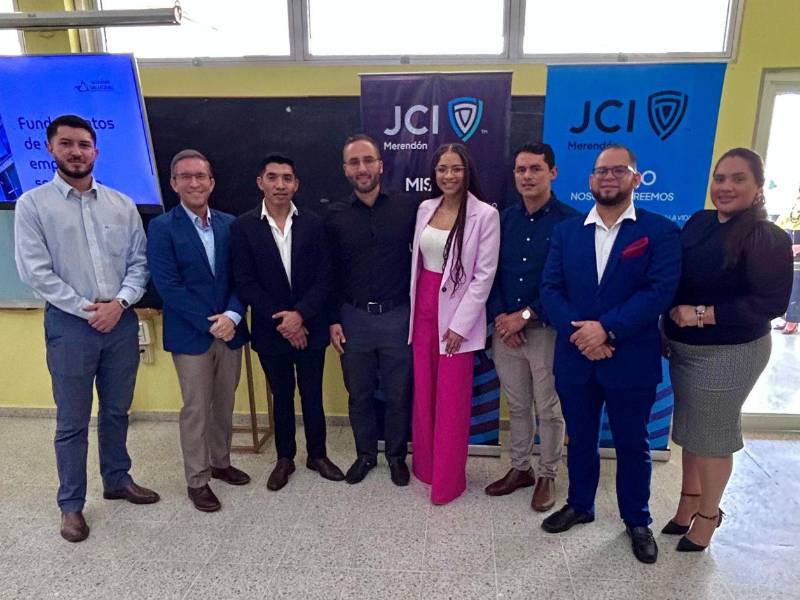 El equipo de mentores del proyecto y miembros de JCI Merendón.