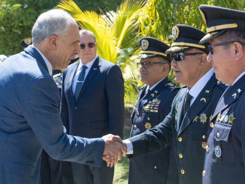 Asfura saluda a los oficiales de la Policía Nacional.