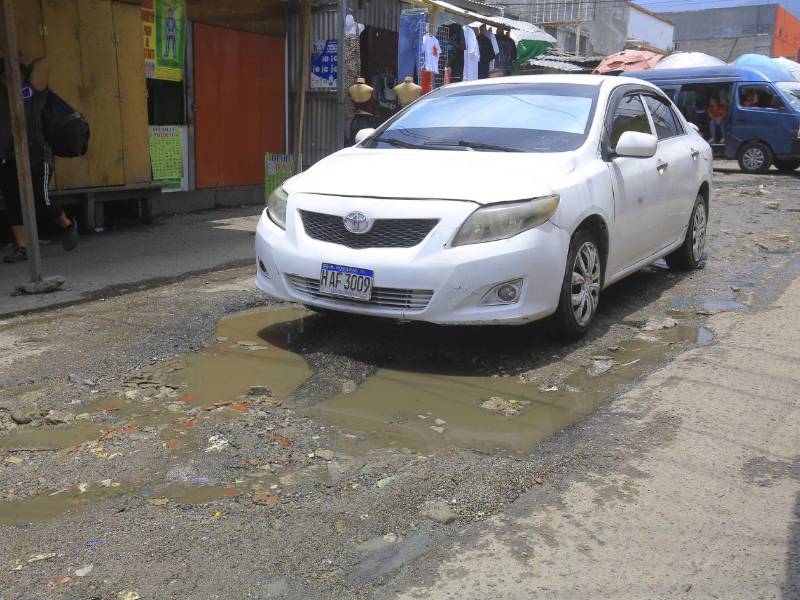 Durante el recorrido de <b>Diario LA PRENSA</b>, se constató la acumulación de basura en los baches, situación que genera estancamientos y desagradables olores en la zona.