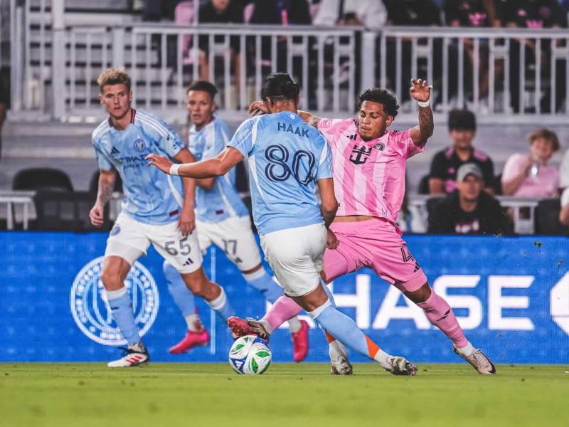 El hondureño David Ruiz fue titular, pero salió en el primer tiempo.