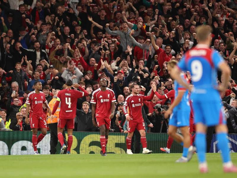 Virgil Van Dijk desató la locura de los aficionados del Liverpool con su gol que dio el triunfo en el minuto 92.