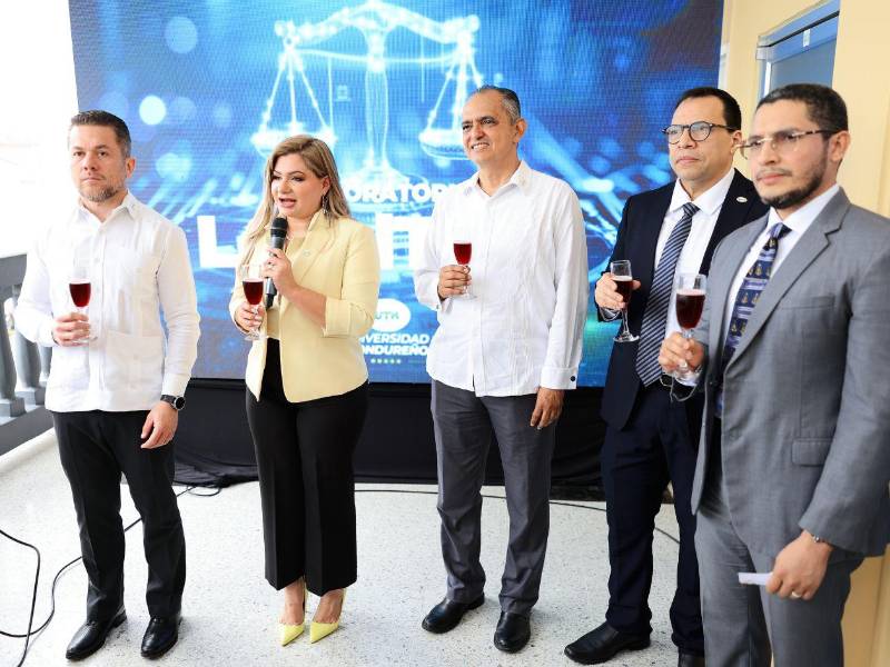 La máster Emma Mejía, directora nacional de Mercadeo de la UTH, realizó el brindis durante la inauguración del laboratorio Legal Tech.
