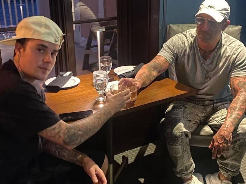 El padre del artista compartió una vieja fotografía brindando juntos.