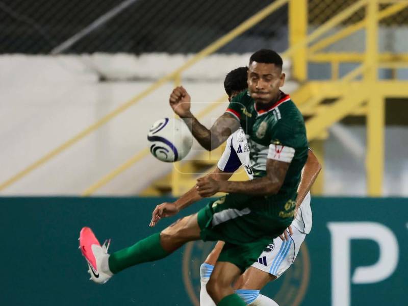 La acción en la que el central había señalado penal, pero el línea le corroboró su decisión.