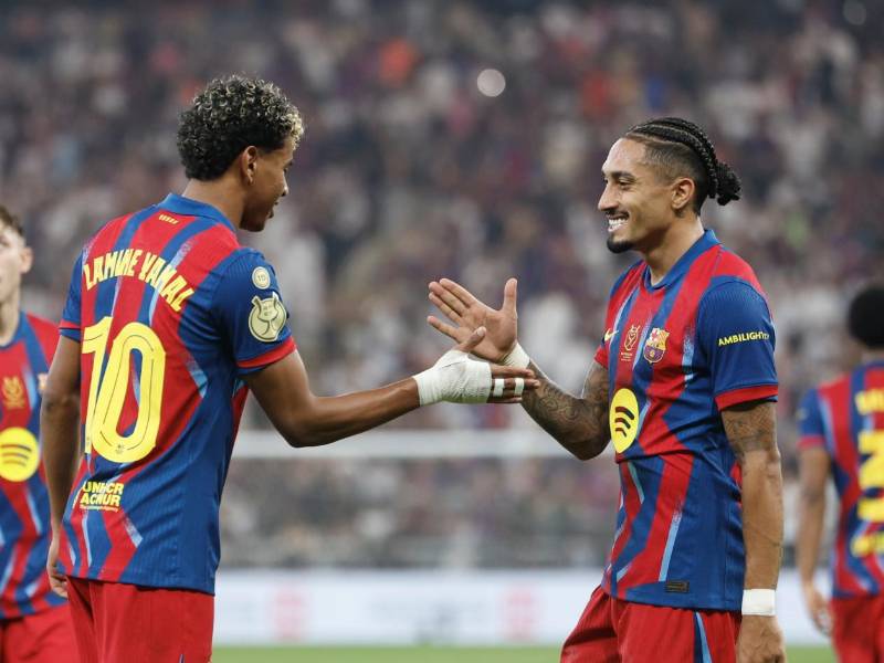 Raphinha celebrando su golazo con Lamine Yamal en el clásico Barcelona vs Real Madrid.