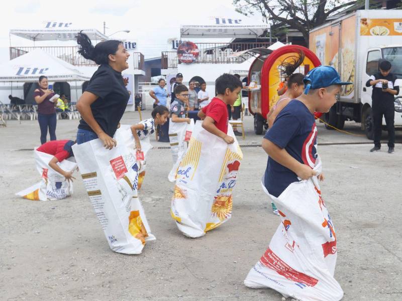 Los niños también disfrutaron de las carreras de encostalados.