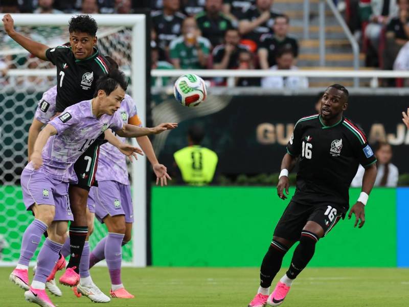 Luis Romo y Julián Quiñones de México disputanel balón con Kim Moon-hwan de Corea del Sur en juego del grupo A del Mundial de la FIFA 2026.