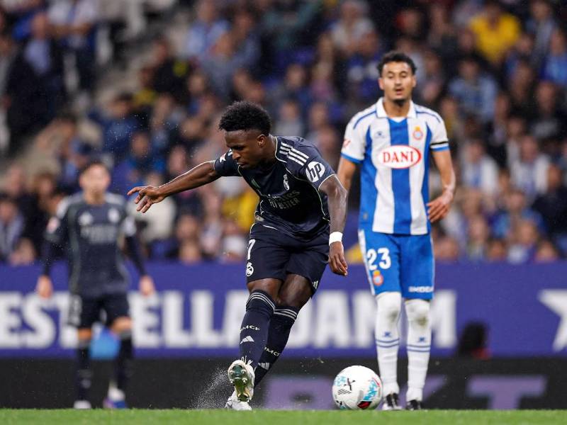 El disparo de Vinicius para su primer golazo del partido ante el Espanyol.