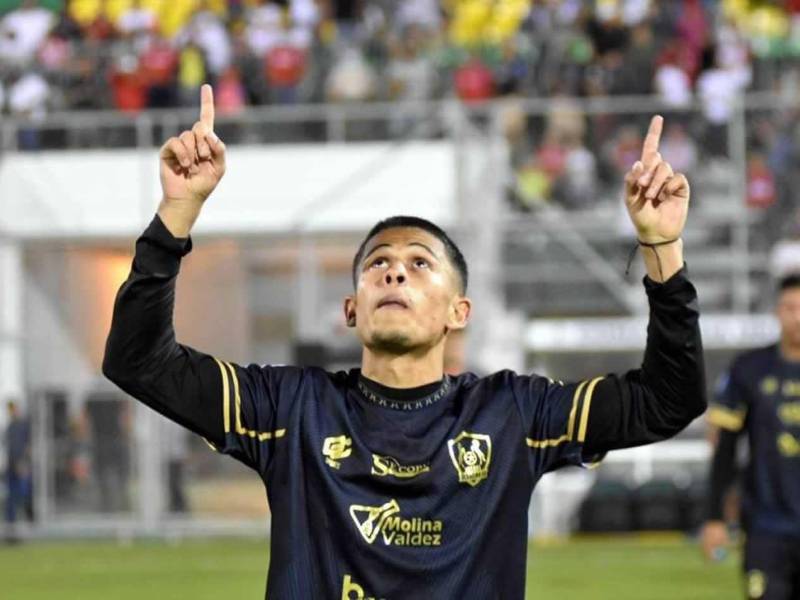 El futbolista hondureño celebrando un gol con los Potros del Olancho FC.