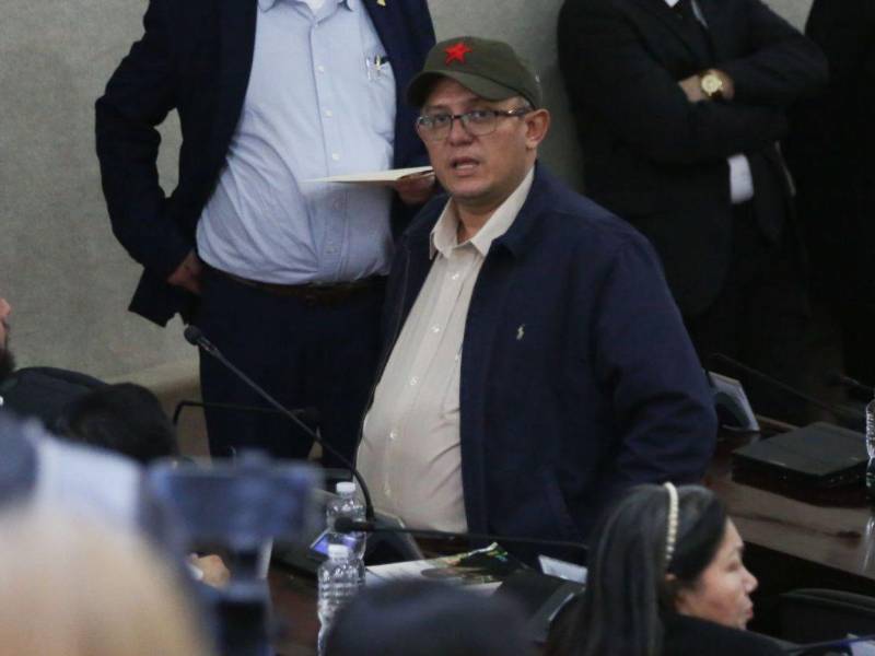 La medida surge tras la controversia generada por la negativa del diputado de Libertad y Refundación (Libre), Edgardo Casaña, a dejar de utilizar una gorra dentro del hemiciclo.